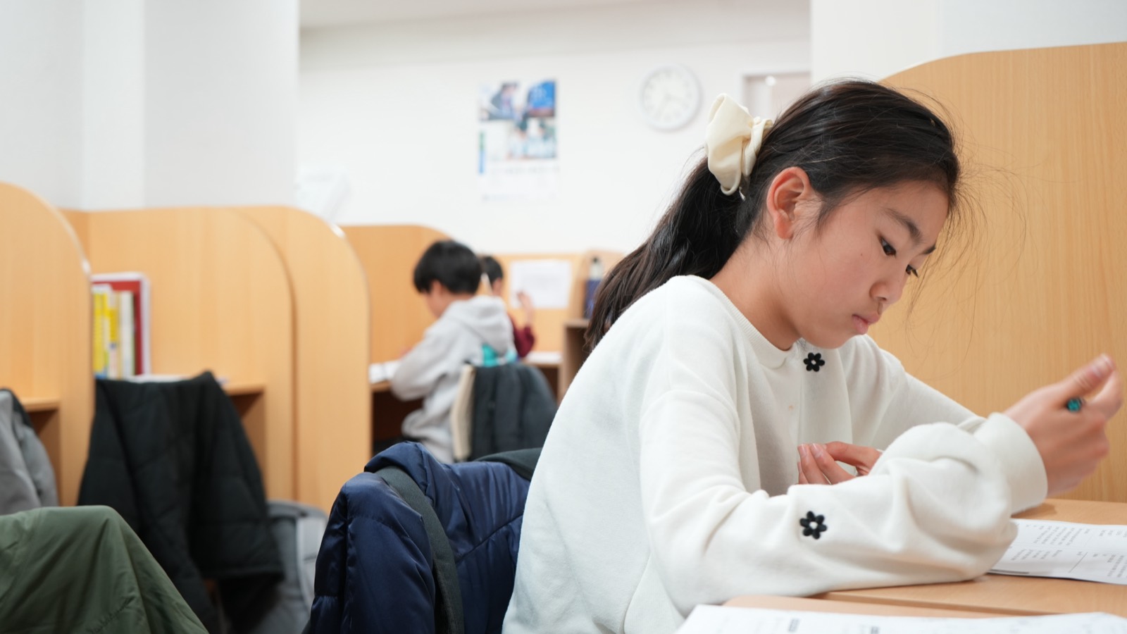 集中して作文に取り組む生徒