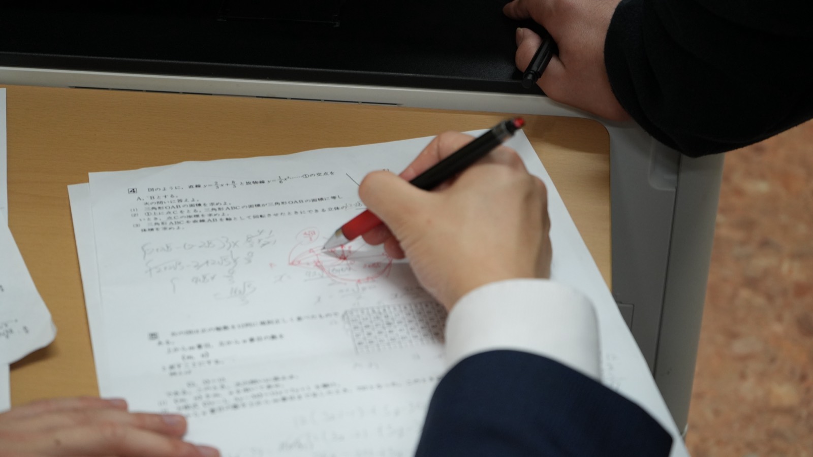 教材に取り組む生徒